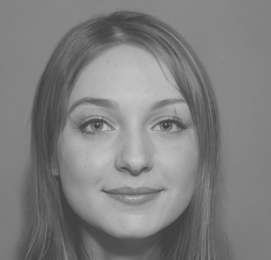 Especialista en tecnología educativa revisando equipos