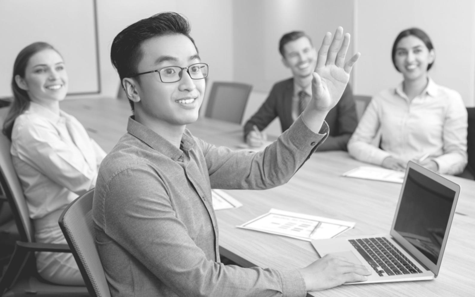 Persona trabajando de manera organizada y tranquila con documentos financieros