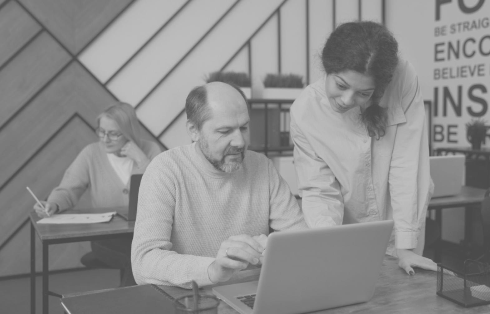 Sesión de trabajo colaborativo en metodología financiera